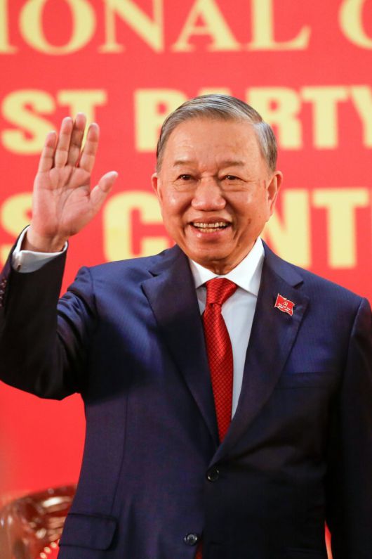 또럼 베트남 공산당 서기장이 23일 폐막한 제14차 전당대회에서 서기장으로 재선출된 후 진행한 내외신 기자간담회에서 취재진에게 인사하고 있다. 연합EPA화상