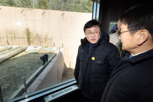 (서울=뉴스1) 김명섭 기자 = 김성환 기후에너지환경부장관이 22일 광주광역시 북구 소재 우치동물원에서 향후 판다 도입과 관련하여 현장을 점검하고 있다. (기후에너지환경부제공. 재판매 및 DB금지) 2026.1.22/뉴스1 /사진=뉴스1화상