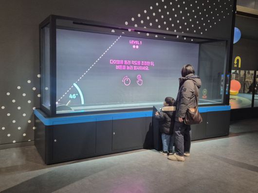 대전 국립중앙과학관 물리체험공간 '피직스랩'을 찾은 관람객이 각도에 따른 물줄기 움직임을 조절해보며 물리 원리를 체험해보고 있는 모습. 사진=연지안 기자