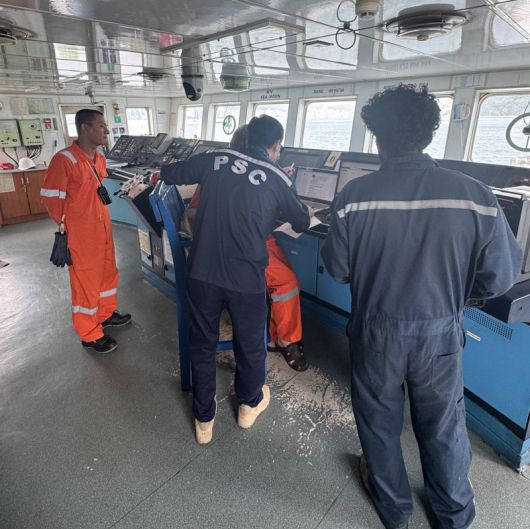 지난해 9월 부산항에 입항한 아프리카 코모로 국적 선박에 대해 부산항 항만국통제관이 선박 관리상태 등을 확인하고 있다. 부산지방해양수산청 제공