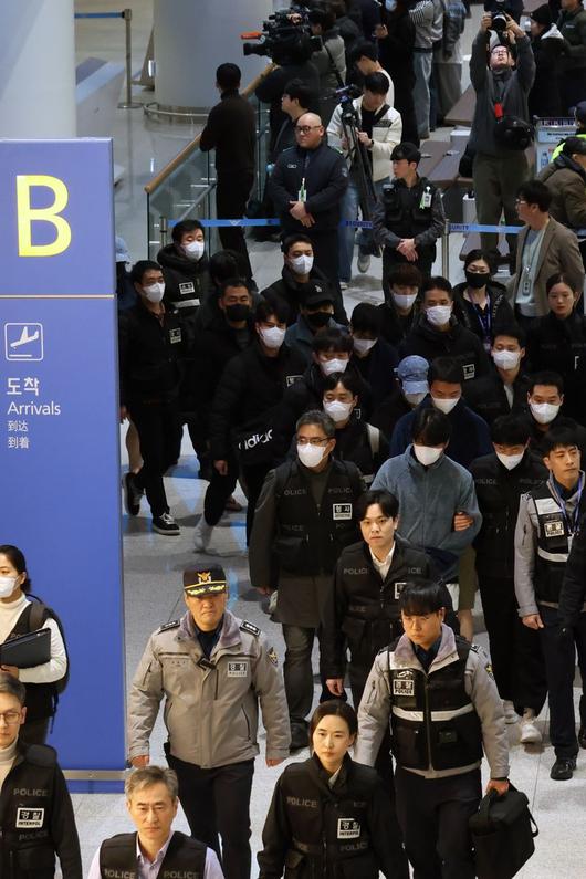 캄보디아에서 스캠(scam·사기), 인질강도 등 범행을 저지른 한국인 범죄 조직원들이 23일 인천국제공항을 통해 국내로 송환돼 수사기관으로 압송되고 있다. 사진=서동일 기자