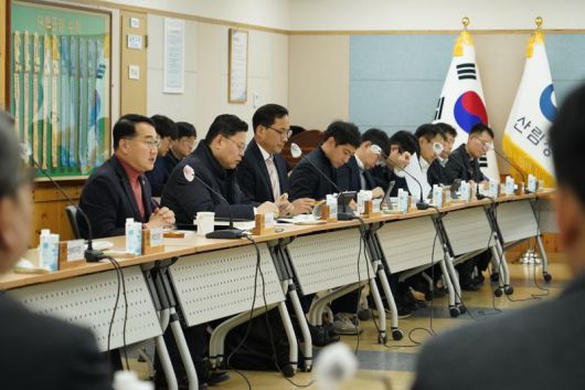 김인호 산림청(왼쪽 첫번째)이 지난 22일 정부대전청사에서 열린 ‘산림·임업현장 정책고객 간담회’를 주재하고 있다