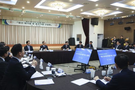 안규백 국방부장관이 23일 오전 국방컨벤션에서 개최된 방산 대기업 및 중견기업 간담회에서 모두말씀을 하고 있다. 이날 안규백 장관은 방산 대기업 및 중견기업의 상생 협력 방향 모색을 주제로 간담회를 진행했다. 국방부 제공