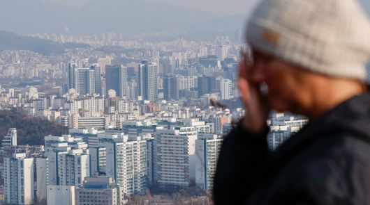 23일 서울 남산에서 바라본 도심 아파트 단지. 한국은행이 이날 발표한 '2026년 1월 소비자동향조사 결과'에 따르면 1년 뒤 집값 전망을 나타내는 주택가격전망CSI는 124로 4년 3개월 만에 가장 높은 수준을 나타냈다. 뉴스1