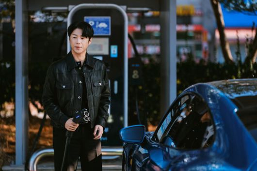 ‘SSCL 프렌즈’로 활동 중인 배우 정준원이 포르쉐 전기 스포츠카 타이칸 배터리를 충전하고 있다. SSCL 제공.