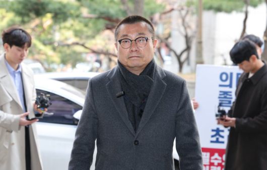 박명하 전 대한의사협회 비상대책위원회 조직위원장이 지난 2024년 3월 서울 마포구 서울경찰청 광역수사단에서 전공의 집단 사직 공모 혐의 관련 조사를 받기 위해 출석하고 있다. 사진=뉴시스