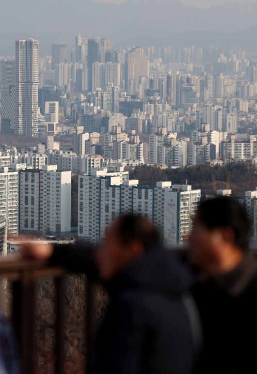 23일 서울 중구 남산에서 서울 시내 아파트가 보이고 있다. 사진=뉴시스