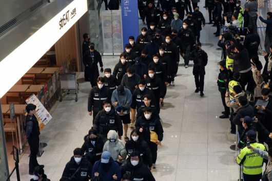 캄보디아에서 스캠(scam·사기), 인질강도 등 범행을 저지른 한국인 범죄 조직원들이 23일 인천국제공항을 통해 국내로 송환돼 수사기관으로 압송되고 있다. 사진=서동일 기자