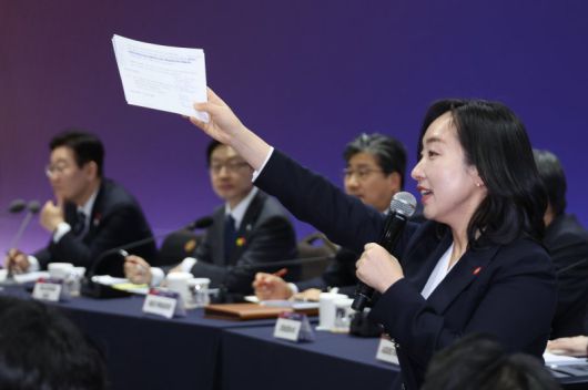 전은수 부대변인이 23일 울산전시컨벤션에서 열린 이재명 대통령의 타운홀미팅 간담회에서 발언자를 지정하고 있다. 연합뉴스