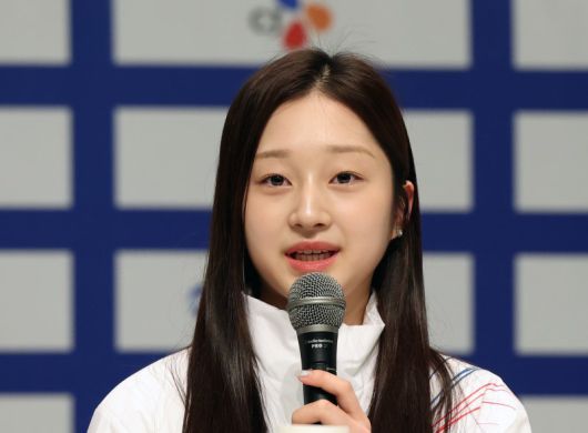 충북 진천선수촌에서 열린 2026 밀라노·코르티나 동계올림픽대회 D-30 미디어데이에서 피겨스케이팅 여자 싱글 신지아가 취재진의 질문에 답하고 있다.연합뉴스