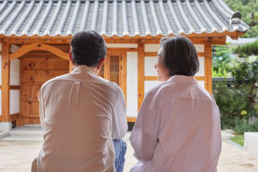 은퇴 후 부부는 '새로운 인생'을 시작한다. 각자의 장소에서 '간격'을 유지하며 살다가, 이젠 오롯이 둘이 마주해야 한다. 전문가들은 "상대방에게 선택권을 주고 의구심이 아닌 호기심을 가져야 한다"고 조언한다. /게티이미지뱅크