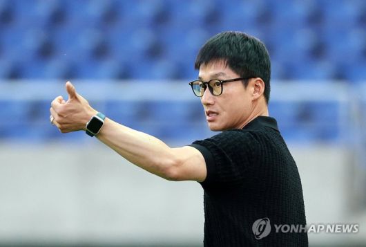 경기장에서 지시하는 이정효 감독.연합뉴스