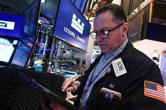 뉴욕 증시가 23일(현지시간) 이틀에 걸친 상승세를 접고 혼조세로 마감했다. 이날 인텔은 공급 차질 우려 속에 17% 폭락했다. AP 연합