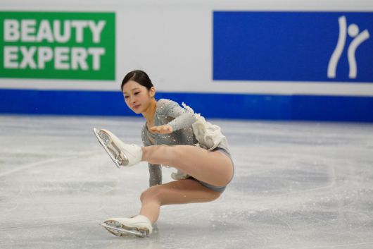 신지아가 22일(현지 시간) 중국 베이징에서 열린 2026 국제빙상경기연맹(ISU) 피겨 스케이팅 사대륙선수권대회 여자 싱글 쇼트프로그램 연기 중 엉덩방아를 찧고 있다. 신지아는 두 차례 넘어지면서 기술점수(TES) 26.32점, 예술점수(PCS) 29.65점에 감점 2점으로 53.97점을 기록해 14위를 기록했다. 뉴시스
