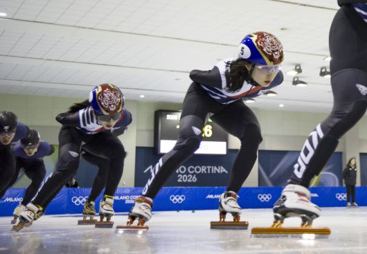 쇼트트랙 최민정과 김길리를 비롯한 선수들이 7일 충북 진천 국가대표선수촌에서 열린 밀라노코르티나 동계올림픽 D-30 미디어데이에서 훈련을 하고 있다.뉴시스