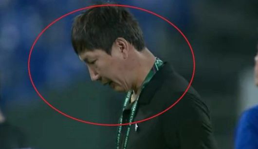 한국전 승리 후 고개를 떨군 김상식 감독.베트남 언론 캡쳐