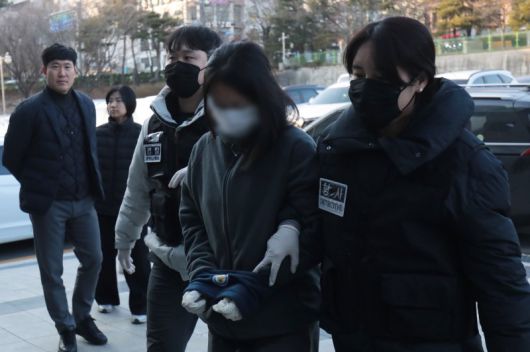 캄보디아에서 연애를 빙자한 사기 일명 '로맨스 스캠'으로 120억원을 가로챈 한국인 총책 부부 중 한 명이 지난 23일 국내로 강제 송환돼 울산경찰청 반부패수사대로 연행되고 있다. 뉴스1