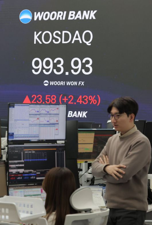 지난 23일 서울 중구 우리은행 본점 딜링룸 현황판에 코스닥 지수 등이 표시되고 있다./사진=연합뉴스