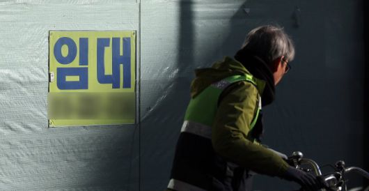 25일 서울 종로2가 대로변 건물에 임대 문구가 붙어 있다. 뉴스1