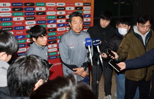 이민성 대한민국 23세 이하(U-23) 축구 대표팀 감독이 25일 오후 인천국제공항을 통해 귀국 후 인터뷰를 하고 있다. 이민성 감독이 이끄는 축구 대표팀은 김상식 감독의 베트남에 승부차기 끝에 충격적인 패배를 당하며 아시아축구연맹(AFC) U-23 아시안컵을 4위로 마감했다.뉴스1