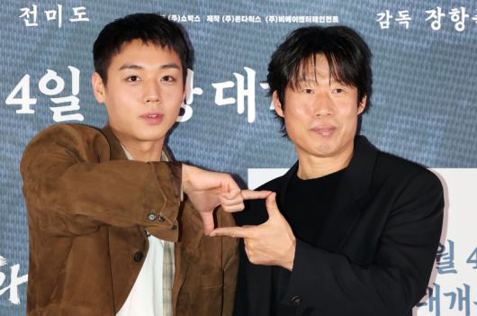 배우 박지훈과 유해진이 21일 오후 서울 강남구 코엑스 메가박스점에서 열린 영화 ‘왕과 사는 남자’ 기자간담회에서 포즈를 취하고 있다. 뉴스1