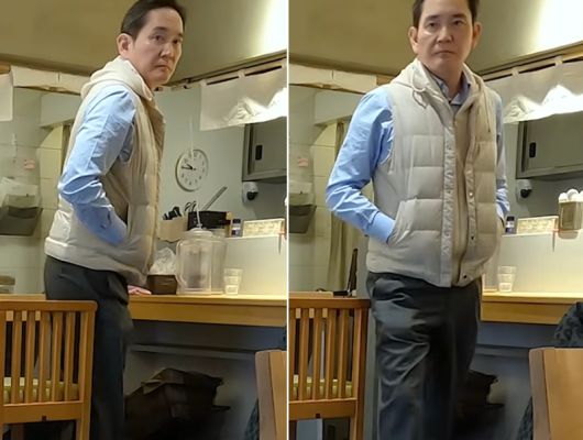 지난해 봄 일본 교토의 한 라멘집에서 이재용 삼성전자 회장으로 추정되는 남성이 혼자 식사를 하고 있는 모습이 포착된 영상이 뒤늦게 온라인에서 화제가 되고 있다. 이 회장으로 추정되는 남성이 식사를 마치고 나가면서 유튜버의 테이블 위 카메라를 쳐다보는 모습. /사진=유튜브 채널 '포그민' 캡처