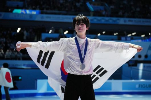 차준환이 25일(현지 시간) 중국 베이징 국가체육관에서 열린 2026 국제빙상경기연맹(ISU) 사대륙선수권대회에서 은메달을 따낸 후 태극기를 몸에 두르고 세리머니하고 있다. 차준환은 쇼트와 프리 스케이팅 합계 273.62점으로 시즌 최고 점수를 기록하며 준우승을 차지했다.뉴시스