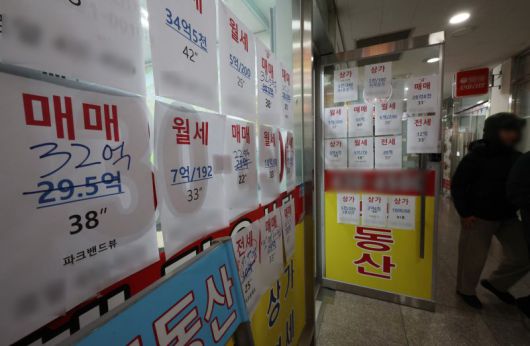 지난 23일 이재명 대통령이 다주택자 양도세 중과 부활을 비롯해 세제개편 추진을 공식화하면서 부동산 시장이 술렁이고 있다. 26일 서울 송파구의 한 부동산에 붙은 매물 안내문. 연합뉴스