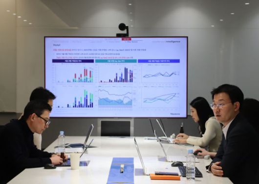 유명한 마스턴투자운용 R&S실장(사진 맨 오른쪽)이 회사 대회의실에서 열린 '한국 부동산 시장 2026년 전망' 세미나에서 발표하고 있다. (사진 제공=마스턴투자운용 브랜드전략팀)