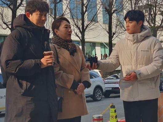 27일 오후 서울 마포구 서울경찰청 마포청사 앞에서 '명태균 게이트' 최초 제보자인 강혜경씨가 참고인 조사에 출석하며 취재진의 질문에 답하고 있다. 사진=최승한 기자