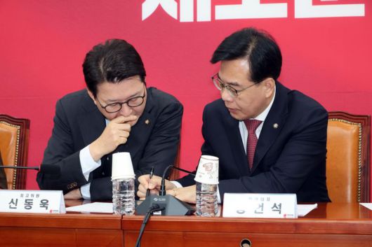 송언석 국민의힘 원내대표가 26일 국회에서 열린 최고위원회의에서 신동욱 수석최고위원과 의견을 나누고 있다. 사진=박범준 기자