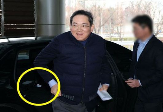 이재용 삼성전자 회장이 오는 28일 미국 워싱턴에서 열리는 '이건희 컬렉션' 갈라 행사에 참석하기 위해 26일 서울 김포 비즈니스 항공센터(SGBAC)를 통해 출국하고 있다. (사진=연합뉴스 캡처)