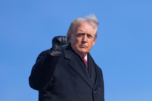 도널드 트럼프 미국 대통령이 27일(현지시간) 자신의 경제 치적을 홍보하기 위한 순회에 나서면서 메릴랜드주 앤드루스 합동기지에서 에어포스 원에 탑승하기 전 주먹을 쥐어 보이고 있다. AP 뉴시스