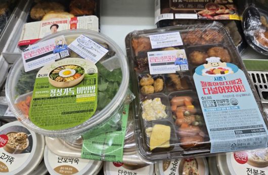 - 점심 시간에 발견한 비빔밥과 도시락