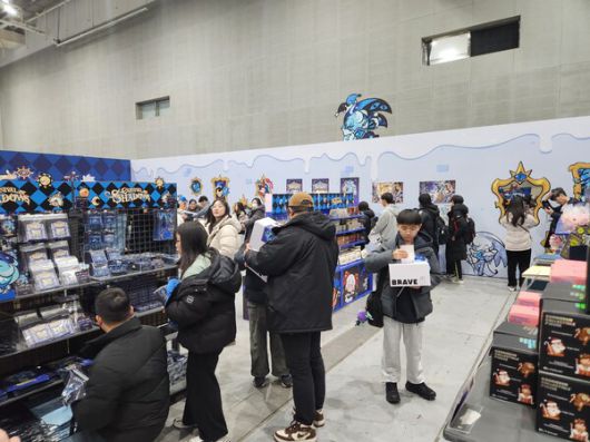 - 각자 원하는 굿즈를 골라담느라 바쁘다