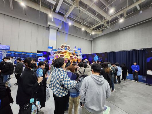 - 포토존에서 사진을 찍기 위해 긴 줄을 기다리는 관람객들