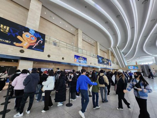 - 아침부터 많은 유저들이 팬 페스티벌에 입장하기 위해 줄을 섰다