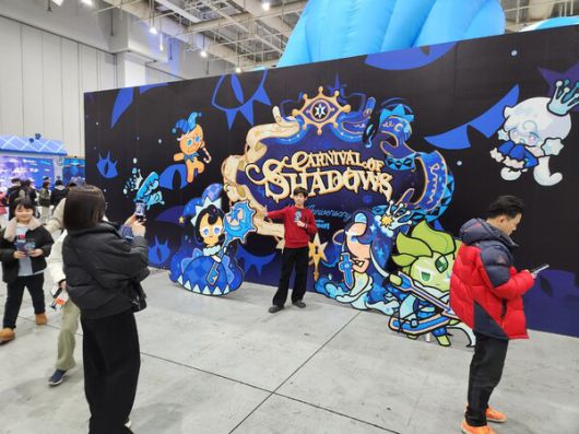 - 포토존에서 사진을 찍는 관람객의 모습