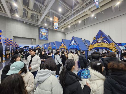 - 2차 창작 부스의 인기도 대단하다