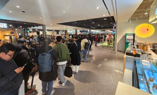 - 행사장 입구 좌우로 수많은 대기열이 형성됐다