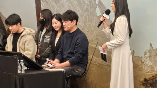 - 해머를 들고 얀쿡크 토벌에 나서는 츠지모토 프로듀서