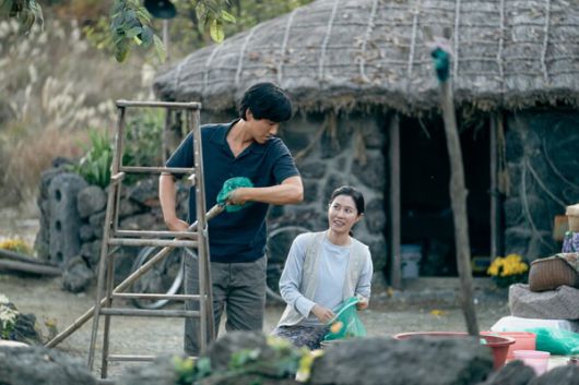 엄마가 된 ‘애순’(문소리)과 아빠가 된 ‘관식’(박해준). 사진=넷플릭스