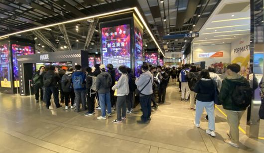 - 오픈 시간이 가까워지자 수많은 방문객이 대기열을 이뤘다