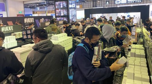 - "모두들 원하는 굿즈를 구매하길"