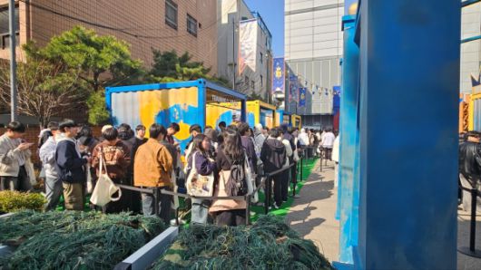 - 평일 오후인데도 수많은 팬들이 방문했다