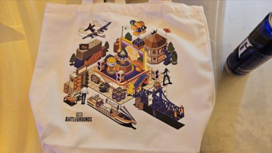 - 행사 방문객 모두에게 제공되는 배틀그라운드 8주년 에코백