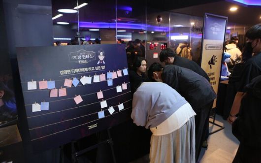 - 행사장 내 콘텐츠를 즐기는 유저들