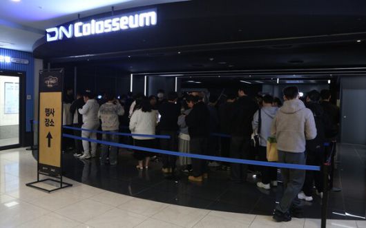 - 오픈 직후 많은 유저가 행사장을 방문했다