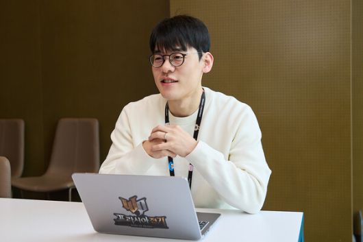 - 직접 게임을 즐기며 스탠더들과 동일한 시점에서 호흡하는 임 디렉터