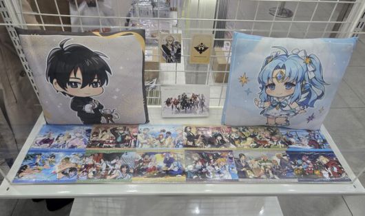 - 생각보다 말랑말랑한 쿠션과 2만원 구매 특전인 월별 엽서들